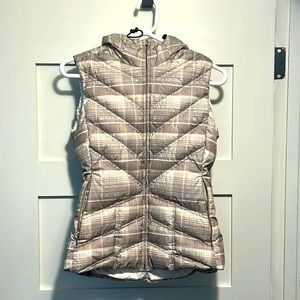 Like new Beautiful lightweight Patagonia vest with hood.